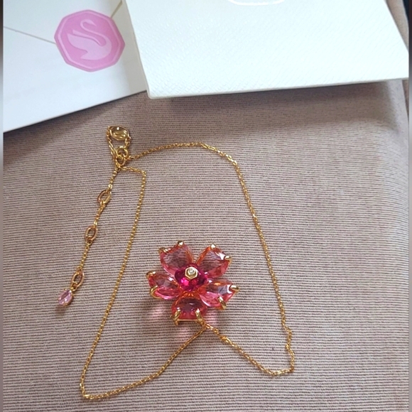 ๐น NWOT Florere necklaceFlower, Pink, Gold-tone plated - Picture 5 of 11